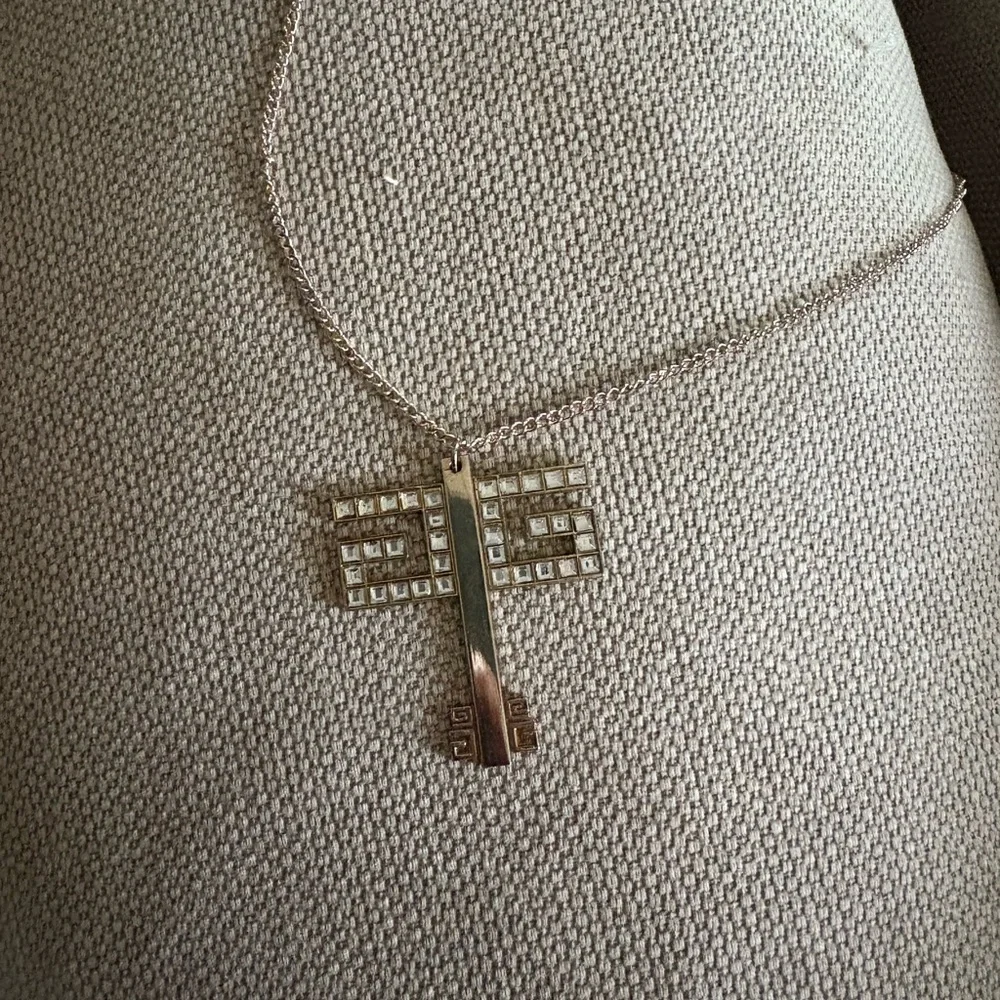 Gwen Stefani Sweet Escape tour necklace - Picture 2 of 2